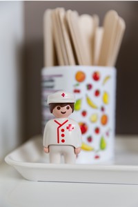 Playmobilmännchen vor einem Becher mit Stäbchen drin