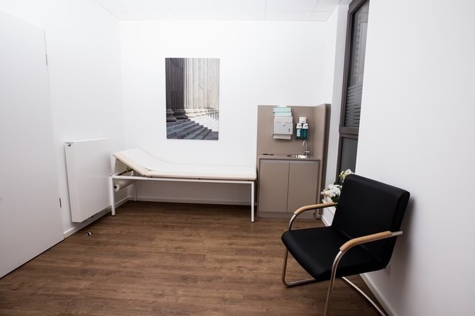 Untersuchungsliege für Check ups mit Waschpult mit Desinfektionsmittel, Seife